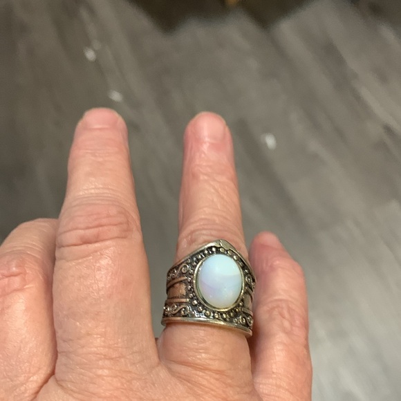 Beautiful ring size 7 1/2 - Picture 4 of 6